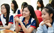 Sinh viên Trường đại học Kinh tế - Tài chính TP.HCM bắt đầu học tại báo Tuổi Trẻ