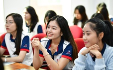 Sinh viên Trường đại học Kinh tế - tài chính TP.HCM bắt đầu học tại báo Tuổi Trẻ