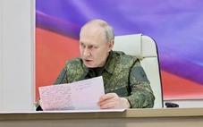 Báo Ukraine: Ông Putin mặc quân phục 'bắt chước' ông Zelensky