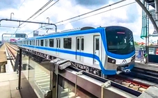 Cuộc thi ảnh Tuổi Xanh: Học sinh đi metro sáng tác ảnh