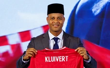 HLV Kluivert nhờ thầy cũ giải bài toán 'nhịn ăn' của cầu thủ Indonesia