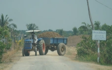 Khai thác đất mặt ruộng tràn lan trong vùng ngọt hóa Gò Công