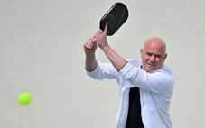 Huyền thoại quần vợt Andre Agassi đến TP.HCM đánh… pickleball