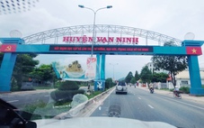 Tòa đình chỉ xử phúc thẩm vụ dân kiện hai chủ tịch tỉnh, huyện vì bưu tá phát nhầm bưu phẩm