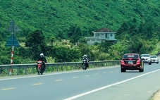 Cao tốc 2 làn La Sơn - Hòa Liên tấp nập ô tô, nhiều xe máy cũng vô tư chạy bon bon