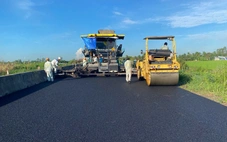 Công nhân thi công xuyên lễ nâng cấp mặt đường cao tốc Lộ Tẻ - Rạch Sỏi