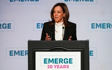 Ông Trump bị bà Harris chỉ trích đúng dịp kỷ niệm 100 ngày ở Nhà Trắng