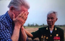 Con trai McNamara và hai người cựu chiến binh Việt Nam khóc ở Ia Đrăng