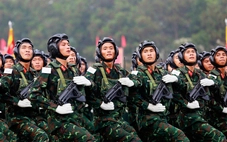 Người dân tự hào gọi tên từng mẫu súng, xe do Việt Nam chế tạo trong lễ diễu binh