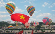 Khinh khí cầu mang cờ Tổ quốc bay trên bầu trời Ninh Thuận