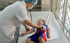 Nghịch giải rút quần, bé trai 5 tuổi tự ‘thắt cổ’ mình