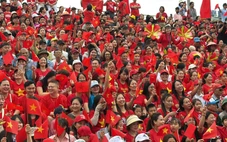 Hàng vạn người đổ về xem duyệt đội ngũ và diễu hành quần chúng ở Hải Phòng