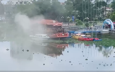 Du thuyền trên Vàm Cỏ Tây ở Long An bốc khói, neo đậu gần nửa năm chưa thấy hoạt động