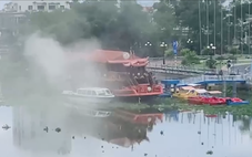 Du thuyền trên Vàm Cỏ Tây ở Long An bốc khói, neo đậu gần nửa năm chưa thấy hoạt động