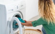 Nguy cơ lây lan vi khuẩn kháng thuốc từ việc giặt đồng phục y tế tại nhà