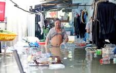 Trận mưa bất thường làm đảo lộn cuộc sống