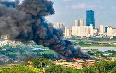 Cháy kho xưởng ở Hà Nội, cột khói bốc cao hàng trăm mét