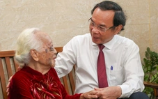 Bí thư TP.HCM Nguyễn Văn Nên trao Huy hiệu 80 năm tuổi Đảng cho cụ Nguyễn Thị Thanh Bình