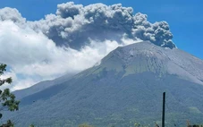 Núi lửa Philippines phun trào, cột tro khổng lồ bốc cao 4,5km