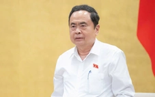 Chủ tịch Quốc hội Trần Thanh Mẫn ký các nghị quyết về công tác cán bộ