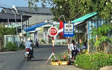 Tháo các biển báo không hợp lý ở chốt thu phí Núi Sam