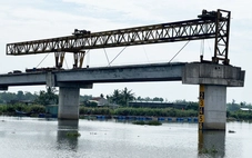 Cầu 220 tỉ ở Quảng Nam thi công 'rùa bò', gia hạn 8 lần vẫn chưa xong