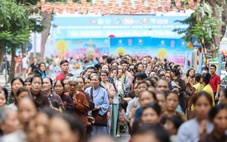 Dòng người bất tận xếp hàng vào chiêm bái xá lợi Phật tại chùa Quán Sứ