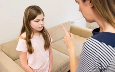 Lời chửi mắng của cha mẹ ám ảnh tâm lý con suốt đời