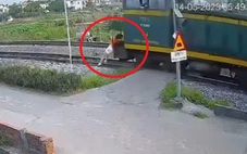 Người phụ nữ tiến về phía tàu hỏa đang di chuyển, bị thương nặng