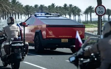 Xe điện của hãng Tesla hộ tống ông Trump tại Qatar