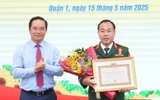 Chủ tịch UBND TP.HCN Nguyễn Văn Được trao Huy hiệu Đảng tại quận 1