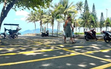 'Đi tắm biển gửi xe máy 1 tiếng 10.000 đồng', Nha Trang nói gì?