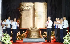 Tổng Bí thư Tô Lâm tặng tác phẩm 'Việt Nam - những trang sử vàng' cho Khu di tích Kim Liên