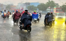 Bầu trời đen kịt, sấm rền, mây dông gây mưa như trút từ Củ Chi về trung tâm TP.HCM