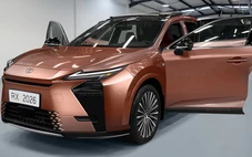 Lexus RX facelift 2026 sẽ có những gì để đối đầu Mercedes-Benz GLE, BMW X5?
