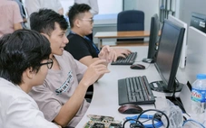 Trường giảm mạnh học bổng khuyến khích học tập, sinh viên nói trường 'không minh bạch'