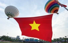 Cờ Tổ quốc 2.025m² tung bay trên quảng trường Hồ Chí Minh