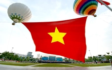 Cờ Tổ quốc 2.025m² tung bay trên quảng trường Hồ Chí Minh