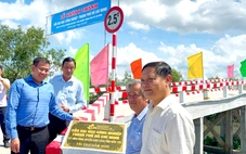 Trường đại học Công nghiệp TP.HCM xây cầu tặng bà con Bến Tre