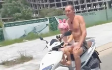 Du khách nước ngoài chạy xe máy buông tay, để em bé cầm lái trên đường ở Phú Quốc