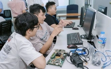Trường giảm mạnh học bổng khuyến khích học tập, sinh viên nói trường 'không minh bạch'