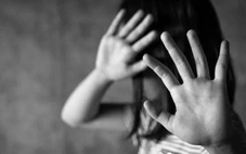 Tạm giữ thầy giáo có hành vi dâm ô nhiều nữ sinh