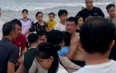 'Nghẹt thở' cuộc giải cứu cháu bé 8 tuổi bị sóng cuốn ở biển Cửa Tùng
