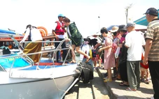 Nhiều tuyến đường ở Nha Trang đông nghẹt xe, du khách ùn ùn đổ về bến tàu du lịch