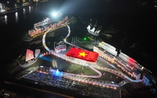 Lá cờ đỏ sao vàng 700m2 mừng thống nhất non sông trình diễn ở Hội An