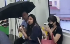 Người đi tàu metro Cát Linh - Hà Đông phải che ô vì dột nước, lãnh đạo Metro Hà Nội nói gì?