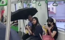 Người đi tàu metro Cát Linh - Hà Đông phải che ô vì dột nước, lãnh đạo Metro Hà Nội nói gì?