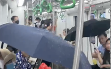 Hà Nội Metro xin lỗi vì khách đi tàu điện Cát Linh - Hà Đông phải che ô vì nước chảy