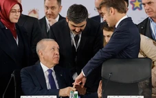 Ông Erdogan nắm chặt ngón tay ông Macron trong 13 giây, gây sốt mạng xã hội
