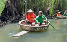 Doanh nghiệp Hội An đưa du khách đi tour... vớt rác rừng dừa Bảy Mẫu